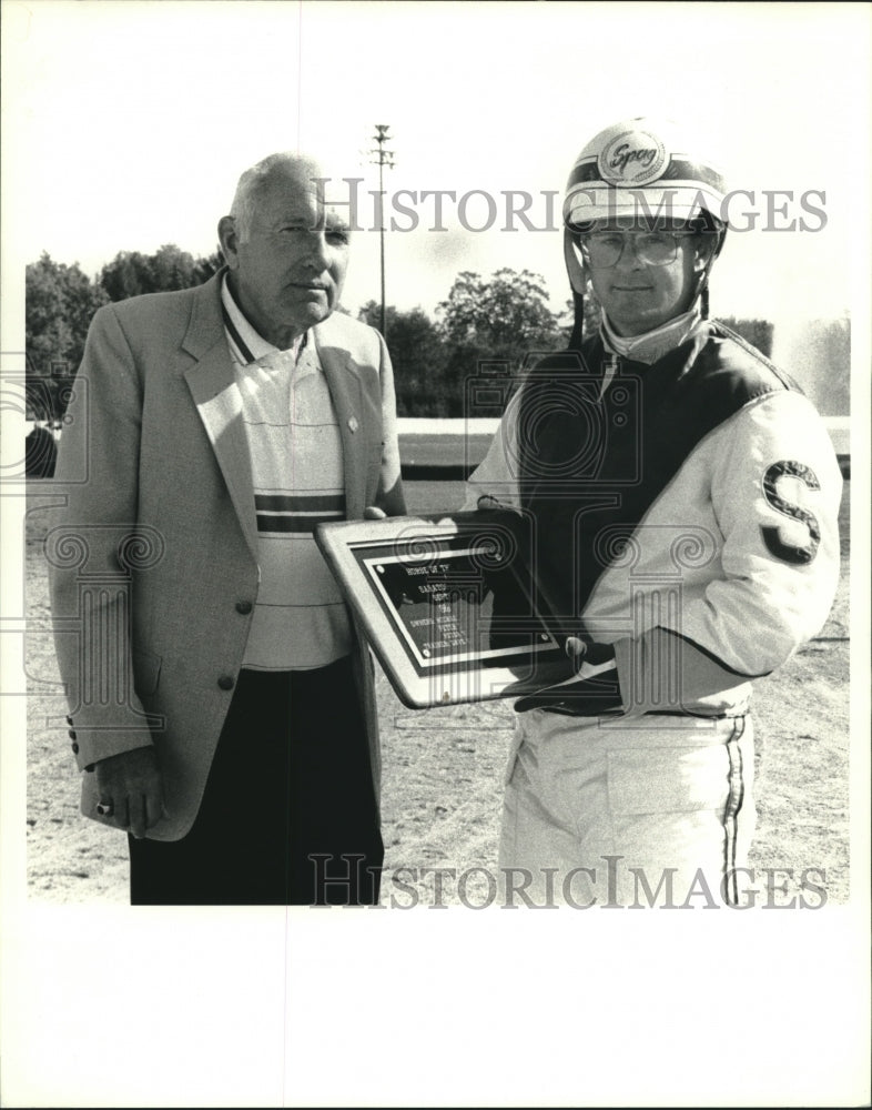 1980 Press Photo Jockey Ralph Martin holds plaque from Dave Spagnola at Saratoga - Historic Images