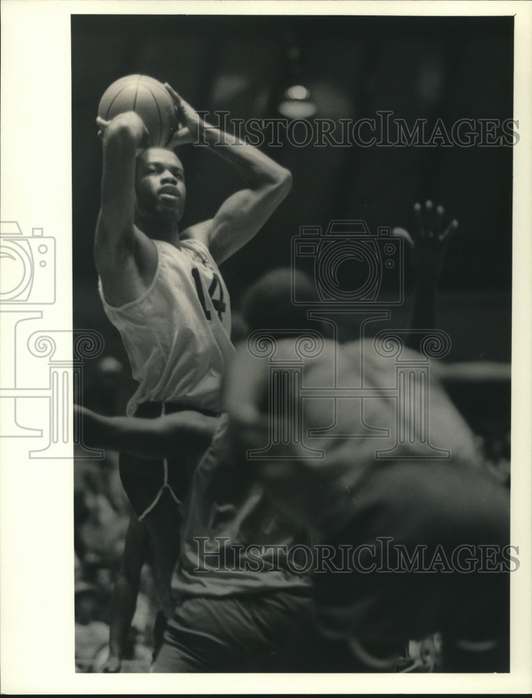 Press Photo Basketball player #14 Vernon Asquith shoots over defender in game - Historic Images