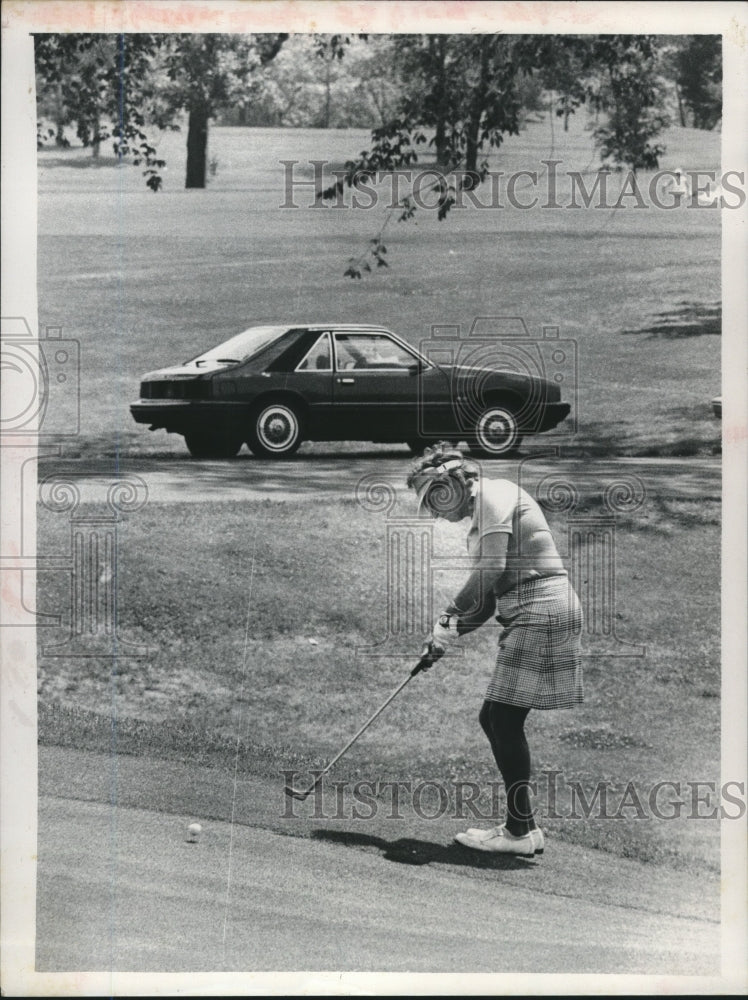 Press Photo Alice Baker chips onto the green during round in New York- Historic Images