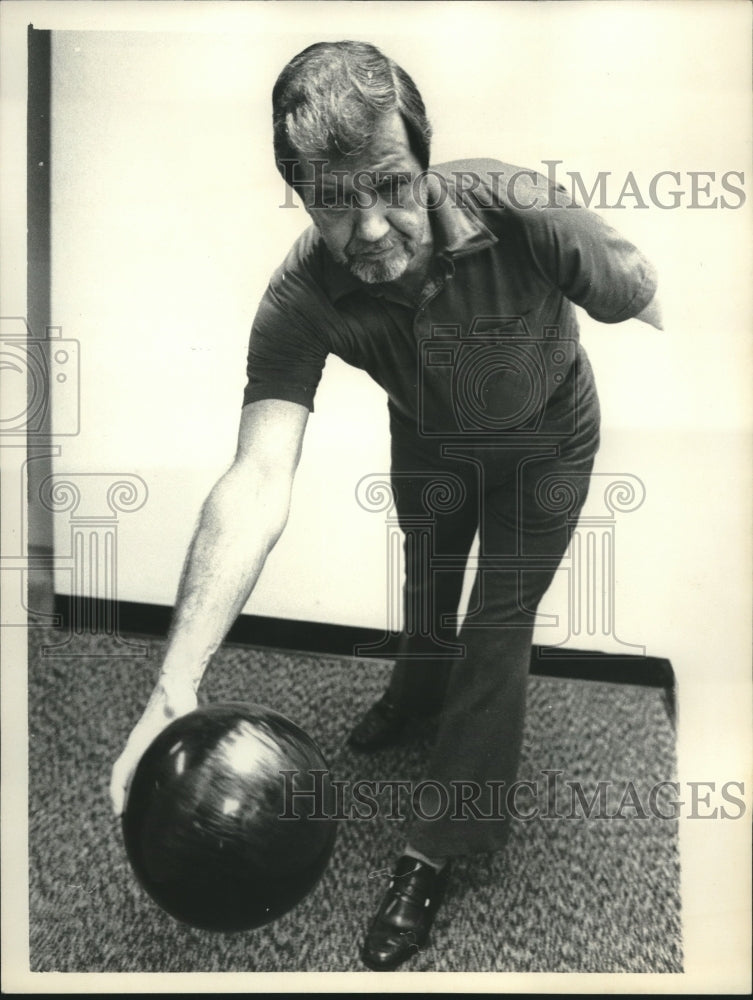 1981 Press Photo Bowler Jack Carroll poses with ball at Cohoes Bowling Arena, N- Historic Images