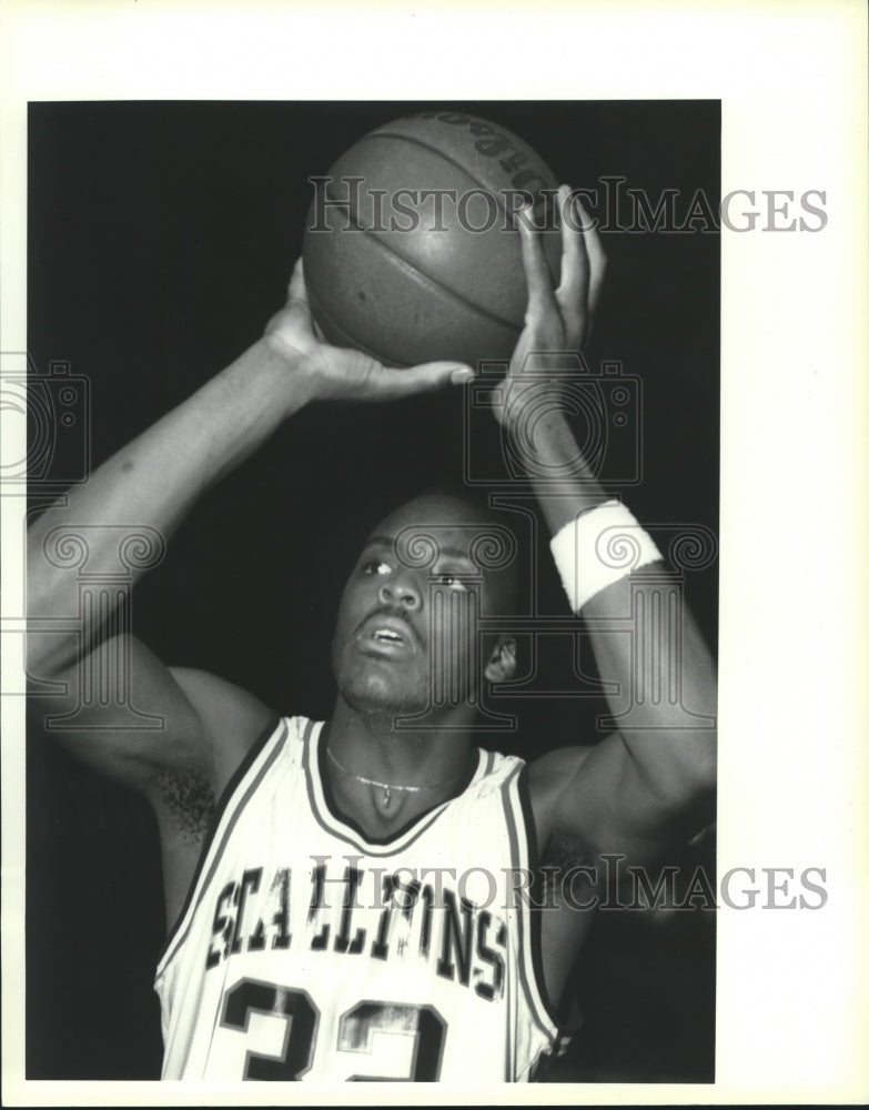 1991 Press Photo Albany Stallions basketball player Brian Howard shoots ball - Historic Images