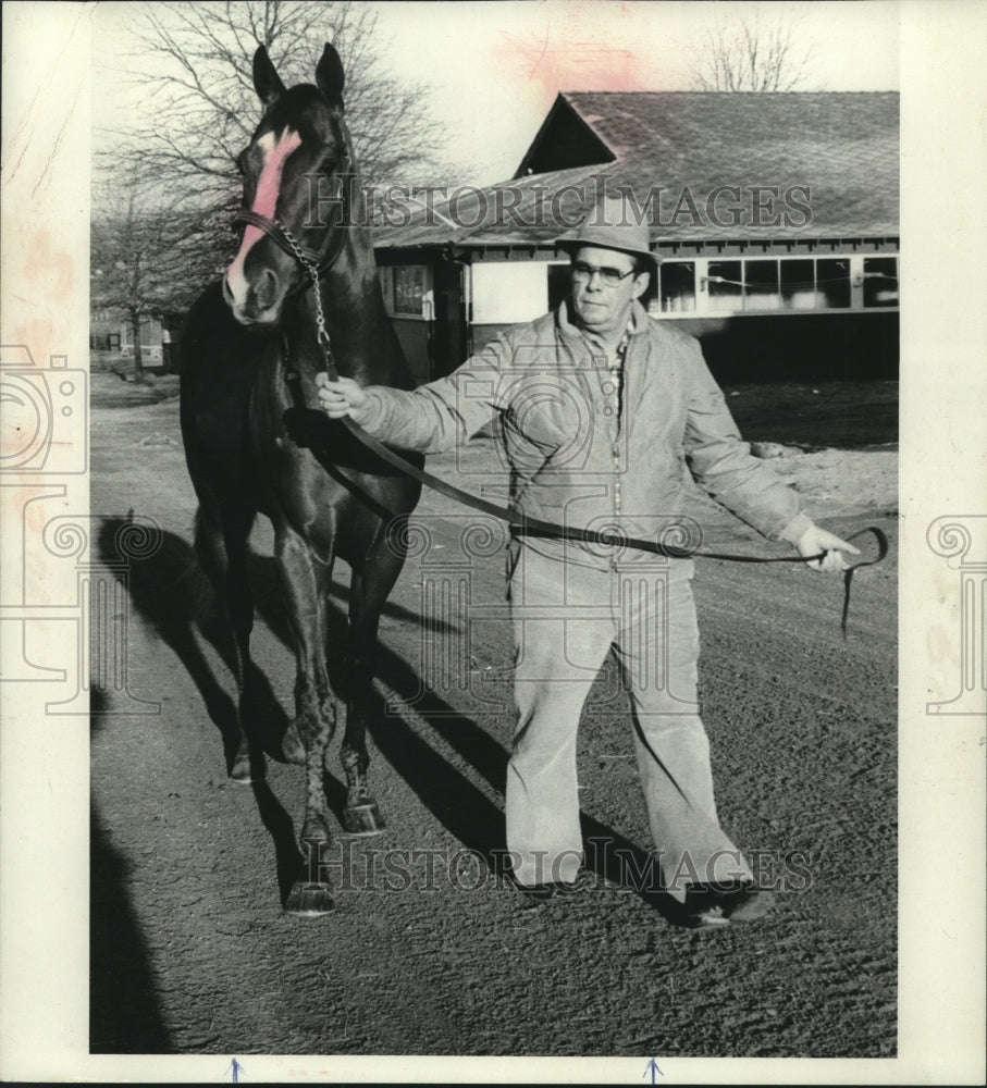 Race horse Screen King with Luis Barrera handling the reins - Historic Images