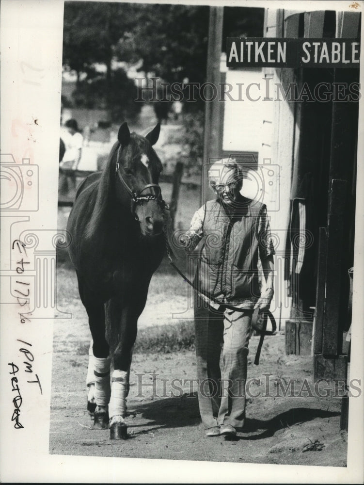 1990 Press Photo Lyda Aitken walks horse at Aitken Stables, Saratoga Harness, NY- Historic Images