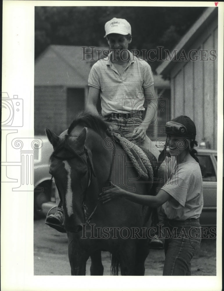 1988 Press Photo Richard Migliore with his wife Carmella smiles on horseback - Historic Images