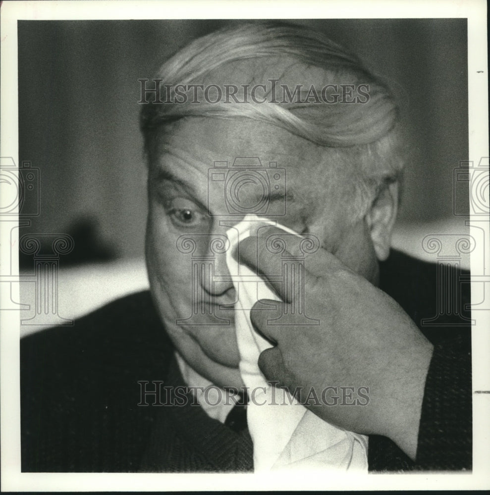 1989 Press Photo Retiring basketball Bob Weaver wipes a tear during party - Historic Images