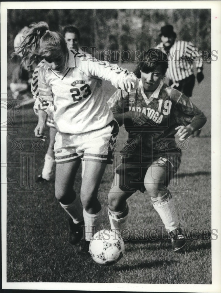 1990 Press Photo Niskayuna soccer player #23 battles Saratoga #19 for the ball - Historic Images