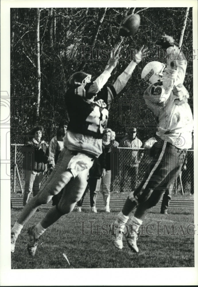 1989 Press Photo Taconic HIlls football player #51 &amp; Fonda #48 both jump up- Historic Images