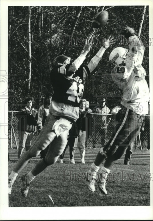 1989 Press Photo Taconic HIlls football player #51 & Fonda #48 both jump up