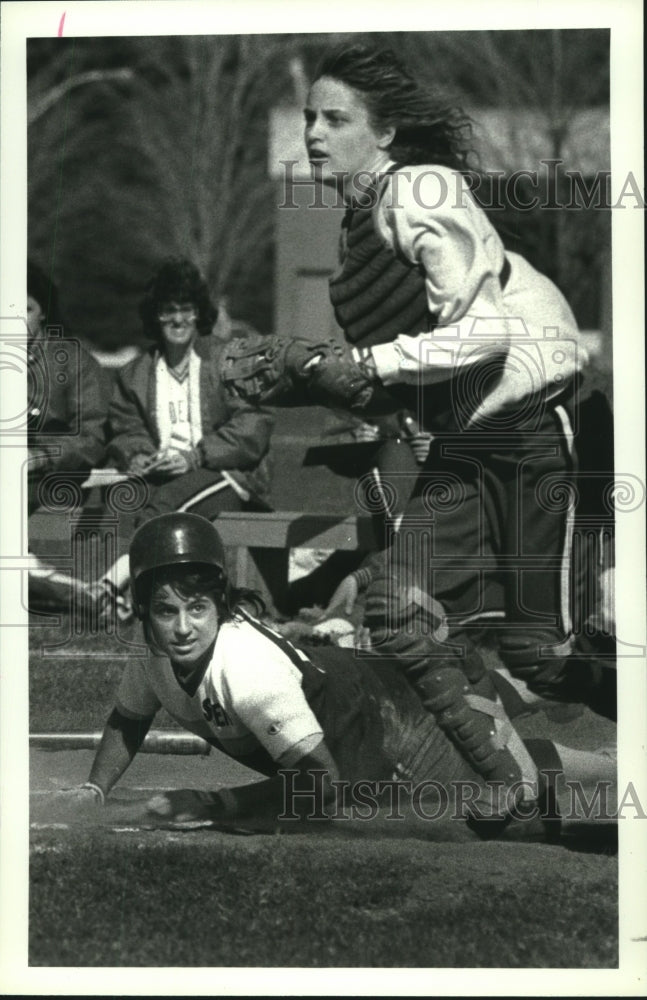 1989 Press Photo Guilderland softball catcher tags out Shenendehowa player- Historic Images