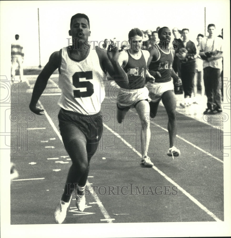 1988 Press Photo Schenectady High School runner wins track race in Troy, NY - Historic Images