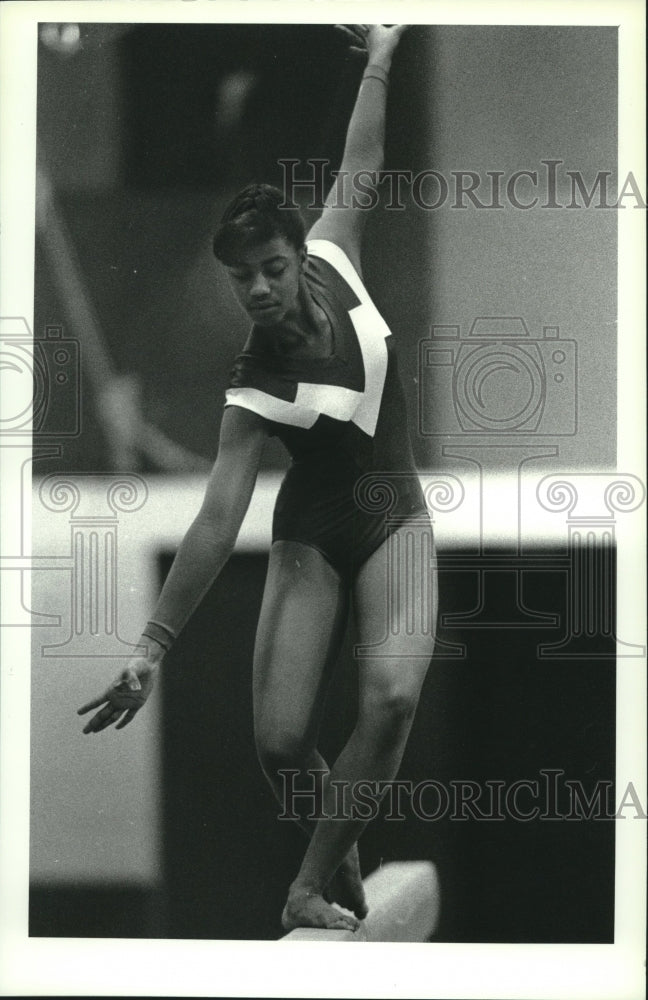 1989 Press Photo Shaker High School gymnast on balance beam in Albany, New York - Historic Images