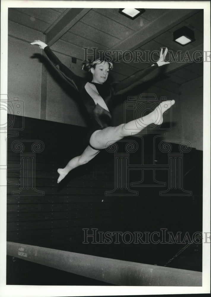 1990 Press Photo Shaker High School gymnast on balance beam in Albany, New York - Historic Images