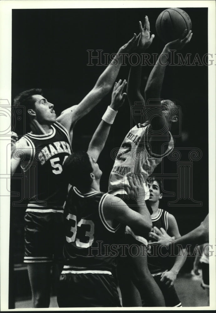 Press Photo Shaker High School basketball game action in Albany, New York - Historic Images