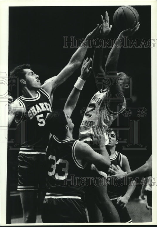 Press Photo Shaker High School basketball game action in Albany, New York - Historic Images