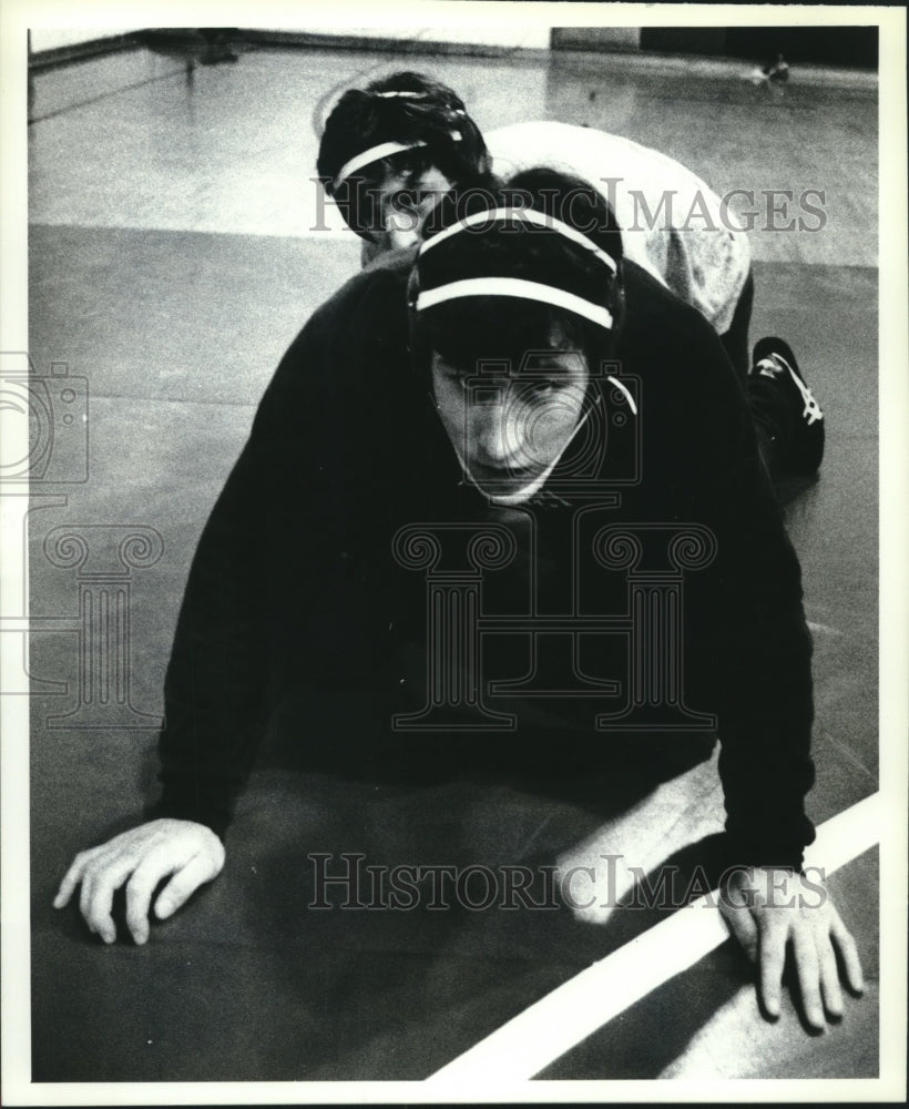 1989 Press Photo Section II wrestling champ Chip Foster (on bottom) works out - Historic Images