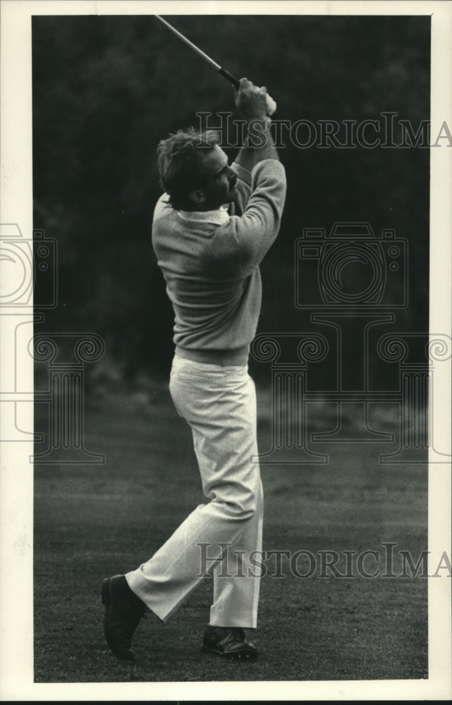 Press Photo Golfer Pete Baxter watches his tee shot in game - tus03427- Historic Images