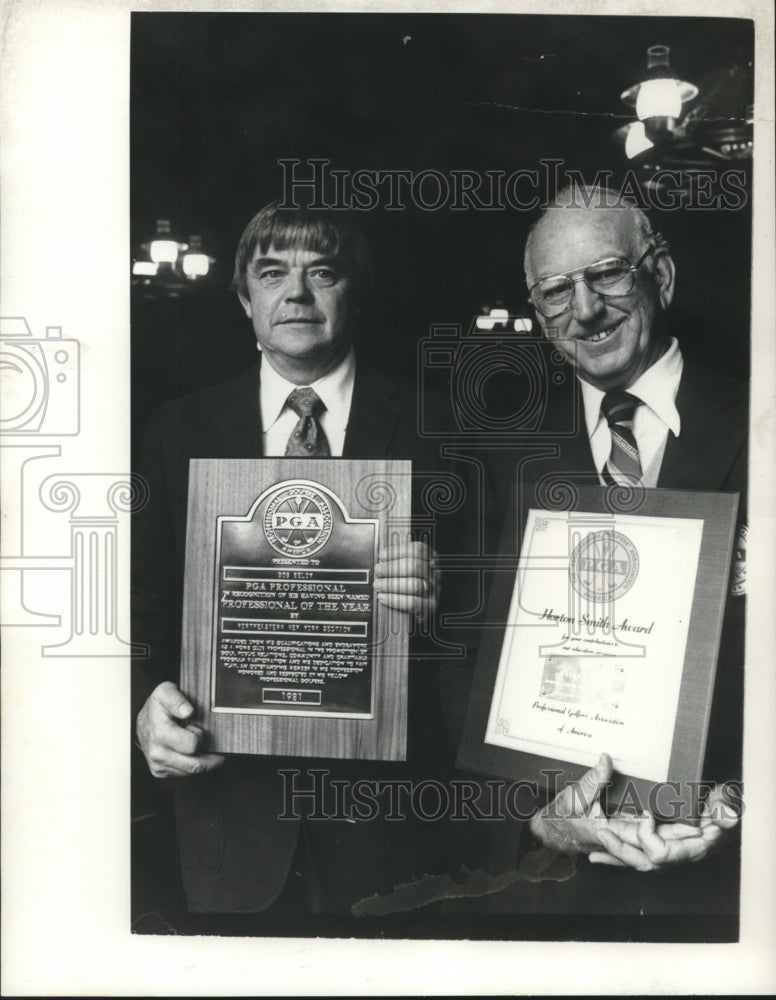 1981 Press Photo Golfers Bob Below and Warren Davis receive PGA awards - Historic Images