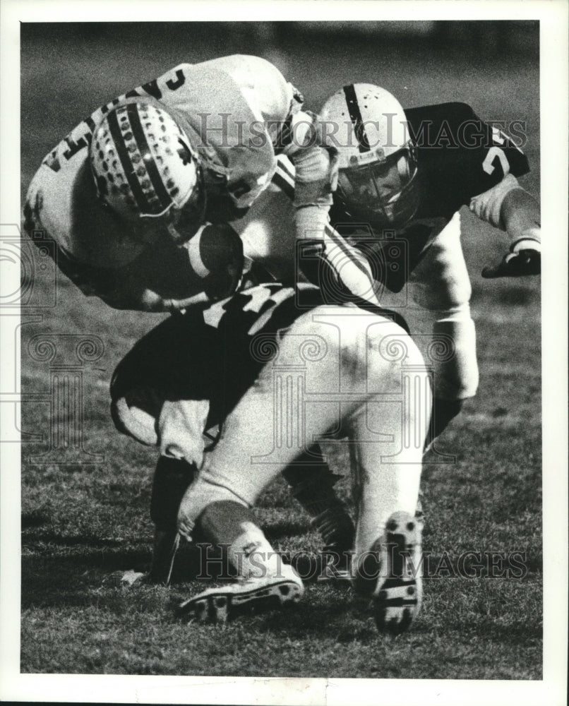 1989 Press Photo Mechanicville football player #33 gets tackled by defenders- Historic Images