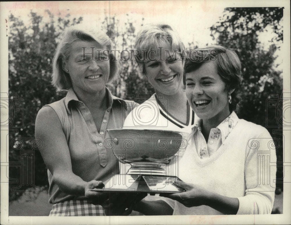 Northeastern Women's Association golf trophy presentation, New York - Historic Images