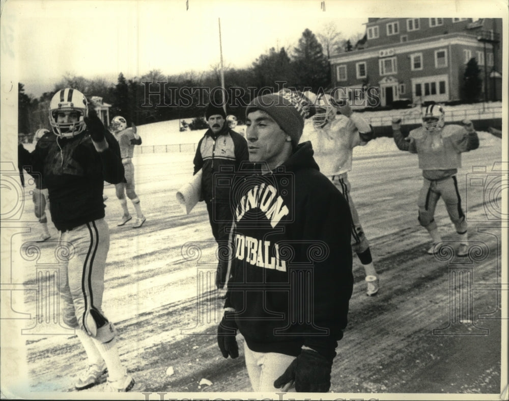 1986 Press Photo Al Bagnoli leads football practice at Union College, New York - Historic Images