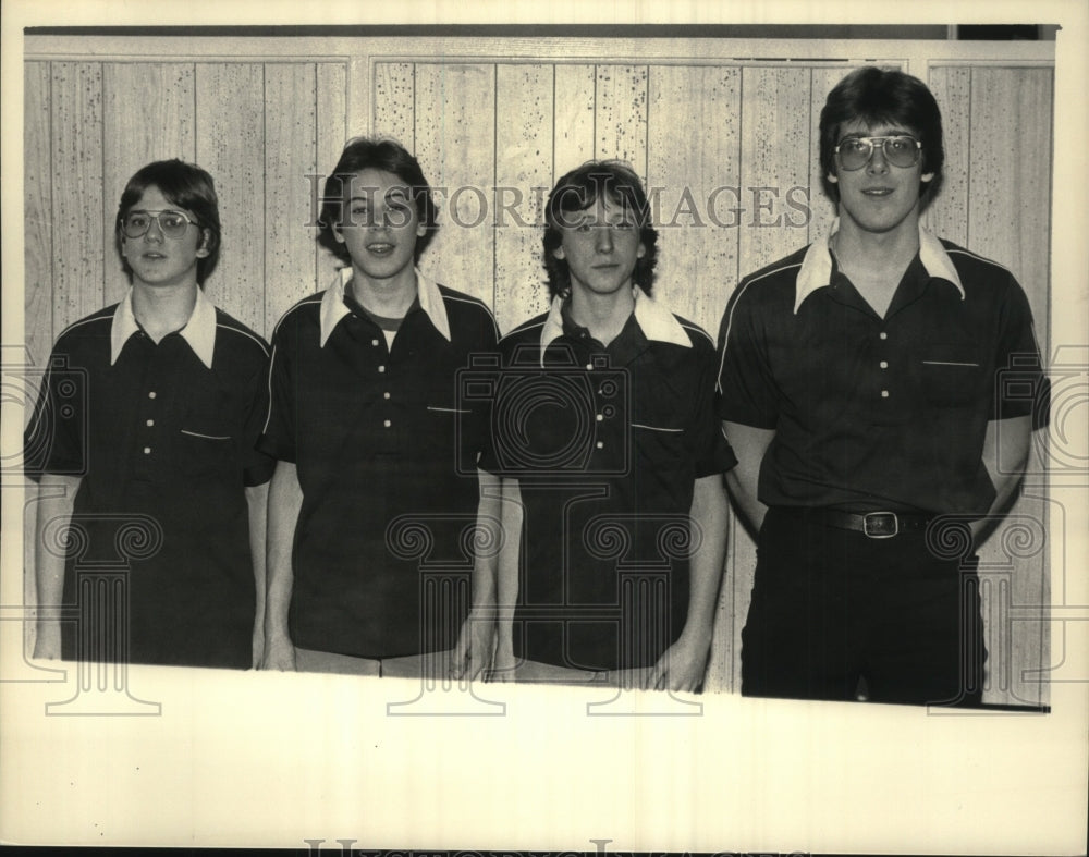 1984 Press Photo Hudson Bowling team poses for photo in Cohoes, New York - Historic Images