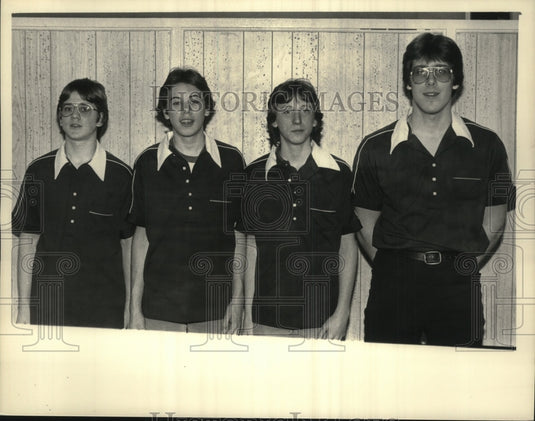 1984 Press Photo Hudson Bowling team poses for photo in Cohoes, New York - Historic Images