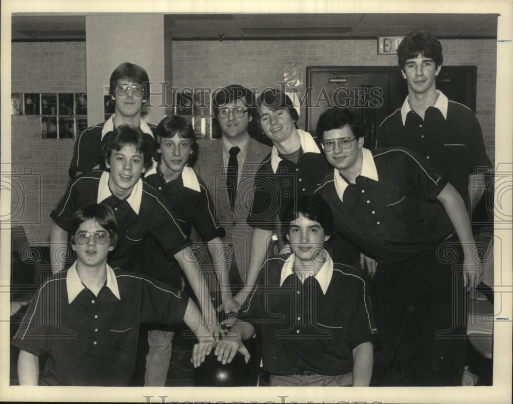 1984 Press Photo Hudson Bowling Team poses for photo in Cohoes, New York- Historic Images