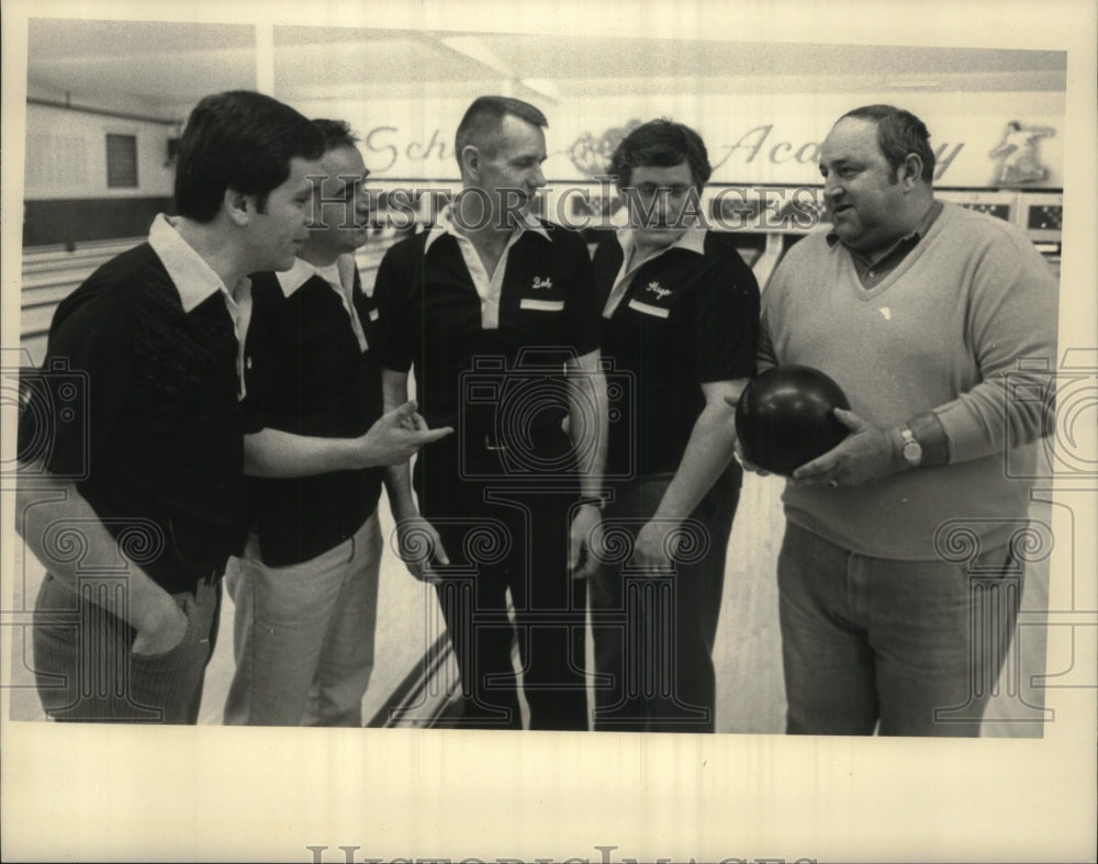 Press Photo The Putsey's bowling team poses for photo in New York - tus03622 - Historic Images