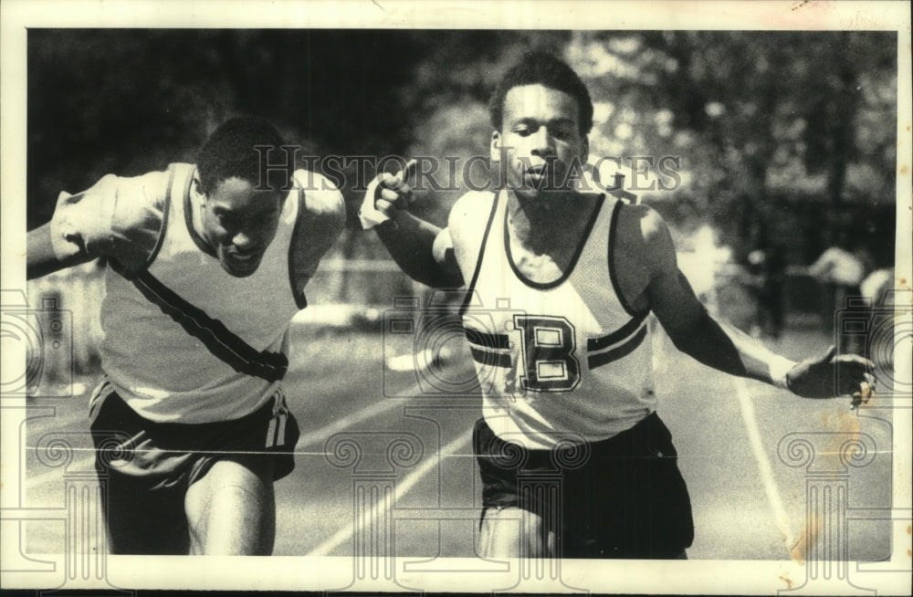 Press Photo High School runners lean for finish line during race in New York - Historic Images