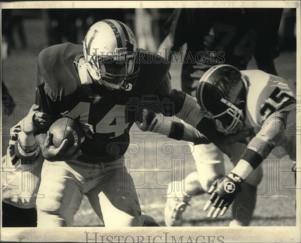 1986 Press Photo Voorheesville football player #44 runs away from Mohan's #25 - Historic Images