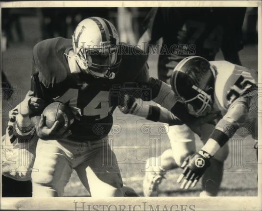 1986 Press Photo Voorheesville football player #44 runs away from Mohan's #25