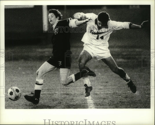 Press Photo Wat soccer player