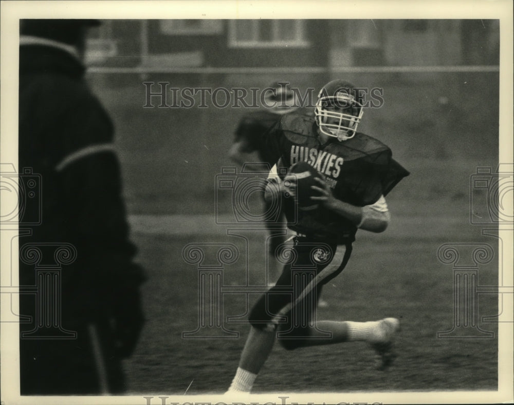 Press Photo Huskies football player Tom Ciaccio runs with ball - tus03903- Historic Images