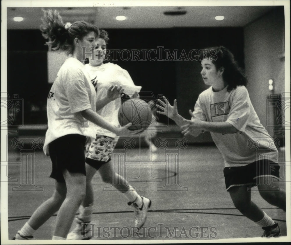 1990 Press Photo Holy Names girls basketball players work on drill in practice - Historic Images