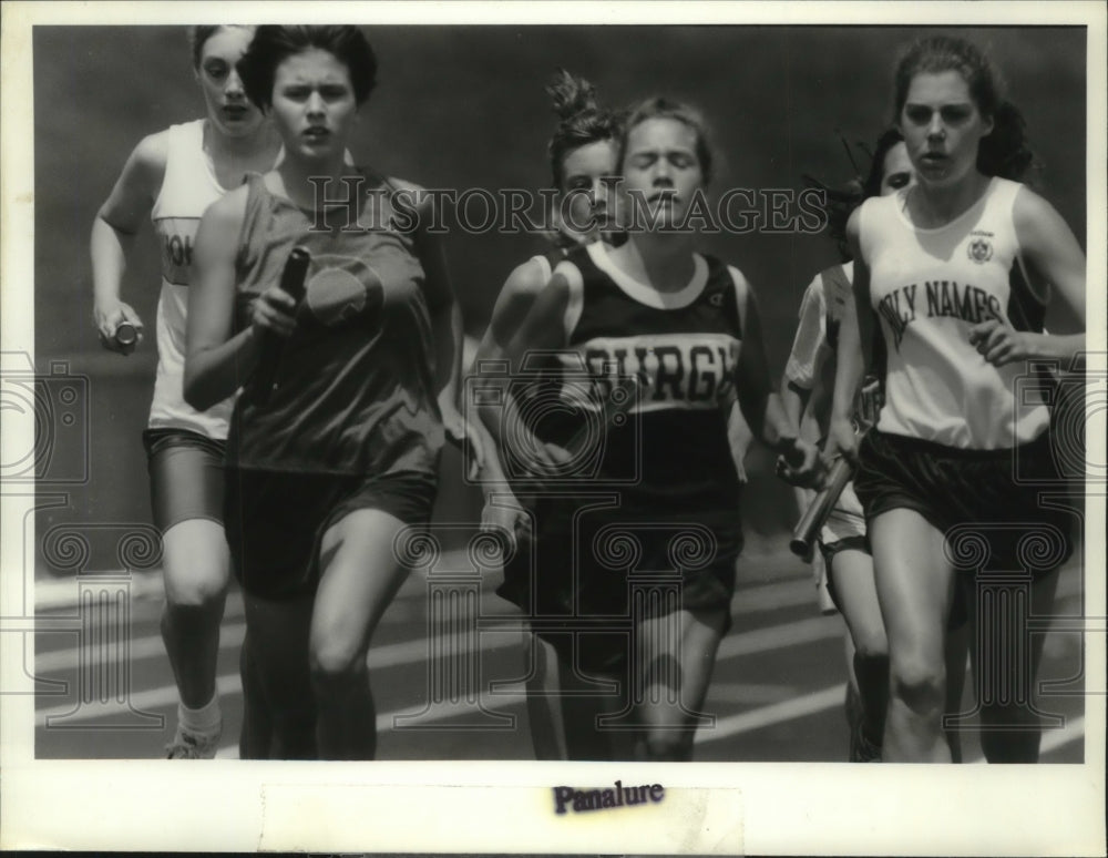 Press Photo Girls track runners in 2nd leg of the womens 4 X 800 relay race - Historic Images