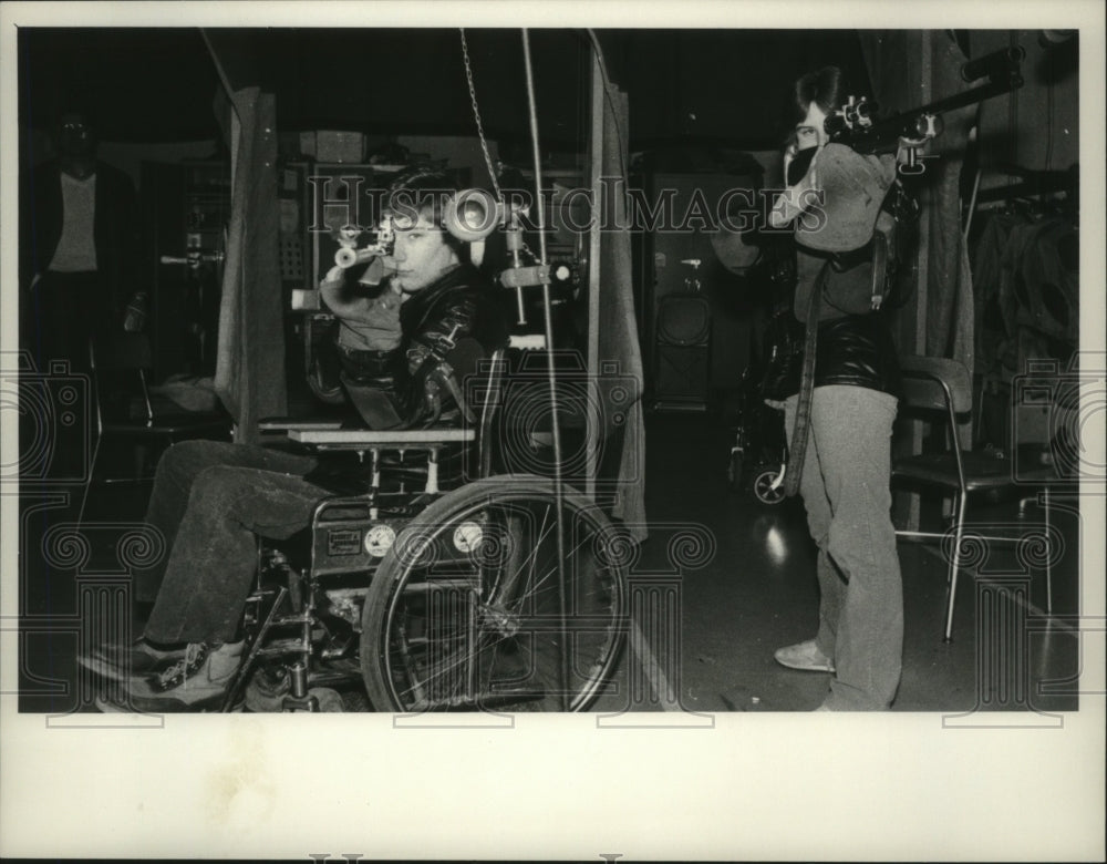 Press Photo Brian Kubricky and Beth Batcholder take aim at target with rifles - Historic Images