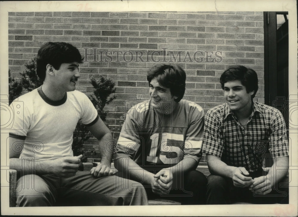 1982 Press Photo Ramis Berghela, Carmine Berghela and Mark Berghela sit together - Historic Images