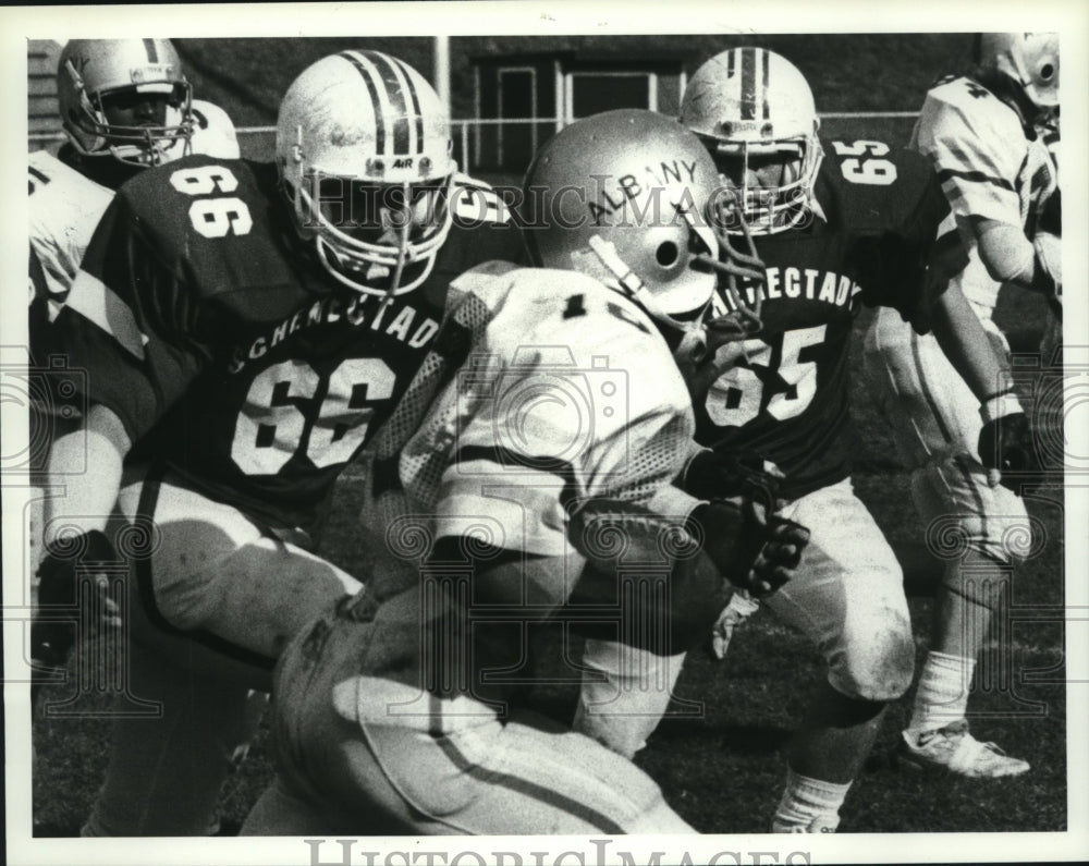 1989 Press Photo Albany football player #10 runs with ball as Schenectady chases- Historic Images