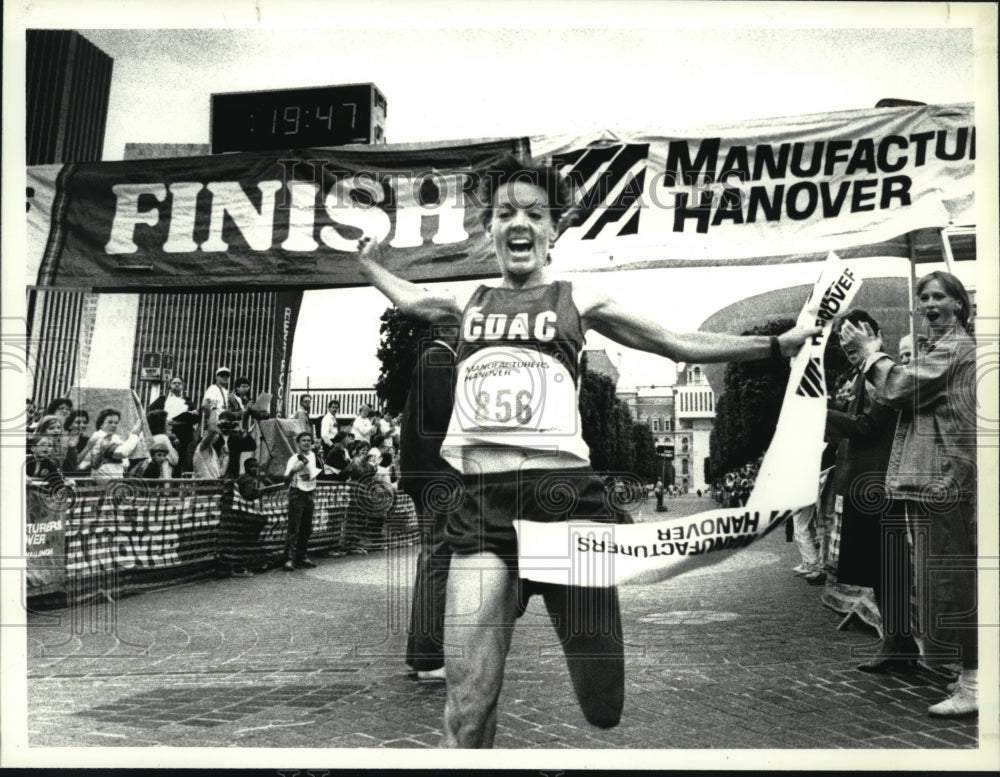 1990 Press Photo Runner Lori Hewig is all smiles as she finishes first in race - Historic Images