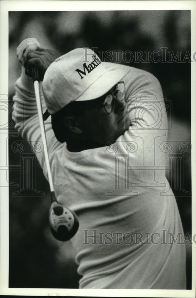 1990 Press Photo Golfer Jay Gunning watches his tee shot on first hole - Historic Images