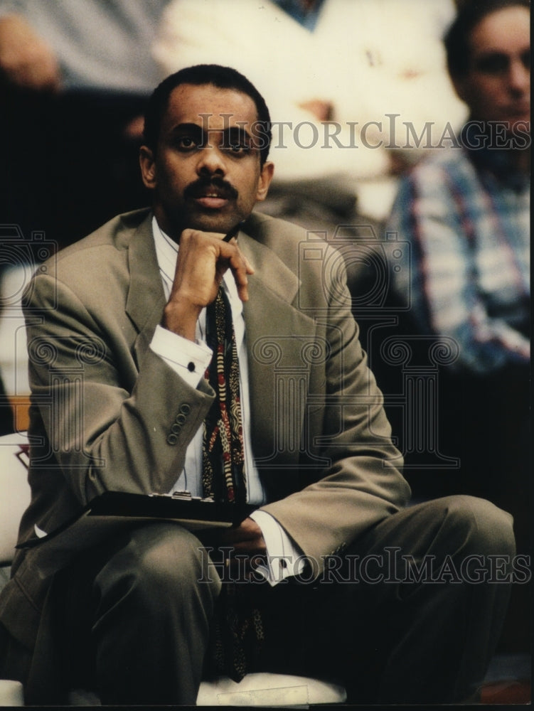 Press Photo Villanova University Men's basketball coach Paul Hewitt watches game - Historic Images