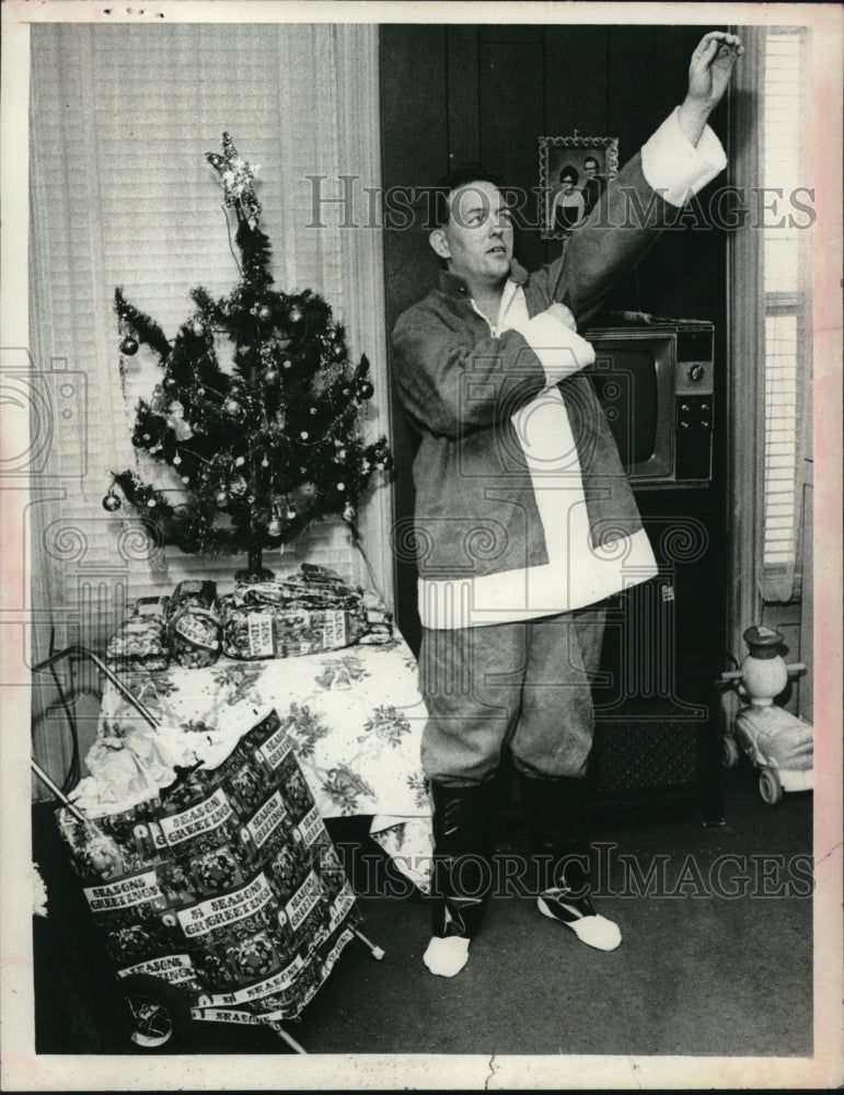 1978 Press Photo Ed Hilton dresses in Santa Suit. He is the South End Santa - Historic Images