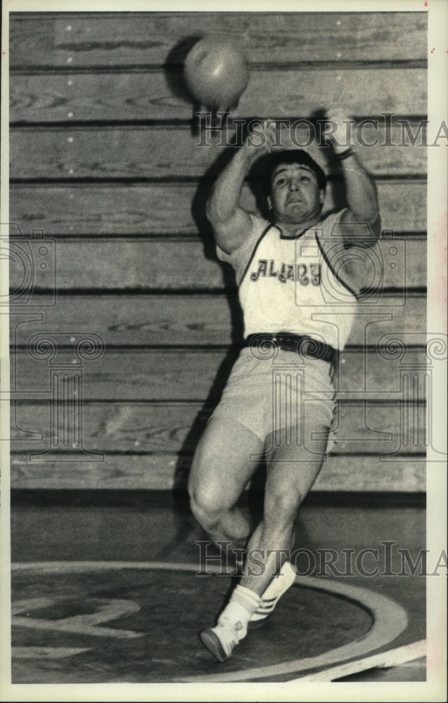 1984 Press Photo Mark Mercurio of Albany State had hammer toss throw in meet - Historic Images