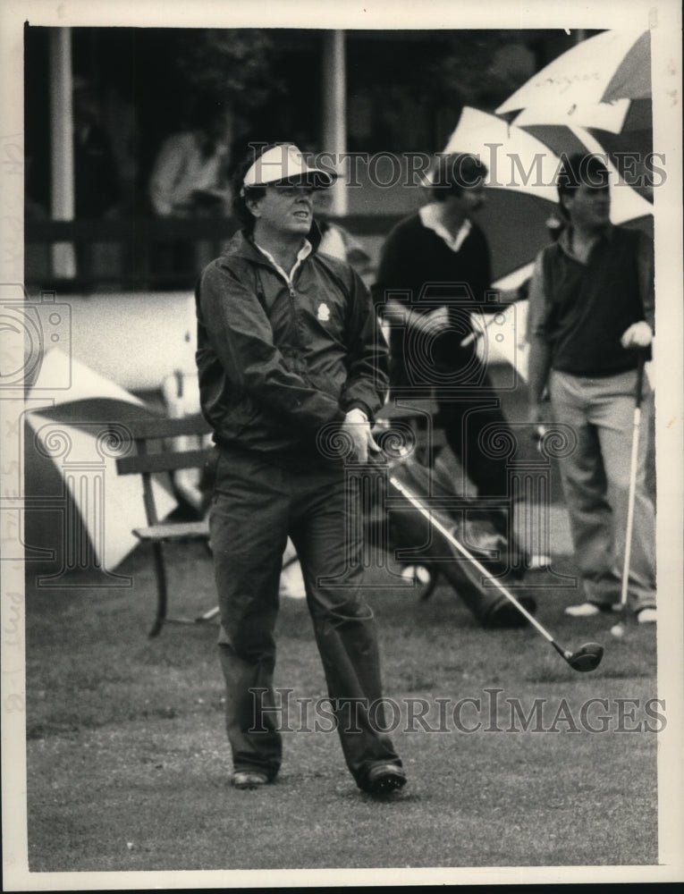 1984 Press Photo Golfer Joe Quillinan watches his tee shot at Edison Club, NY- Historic Images