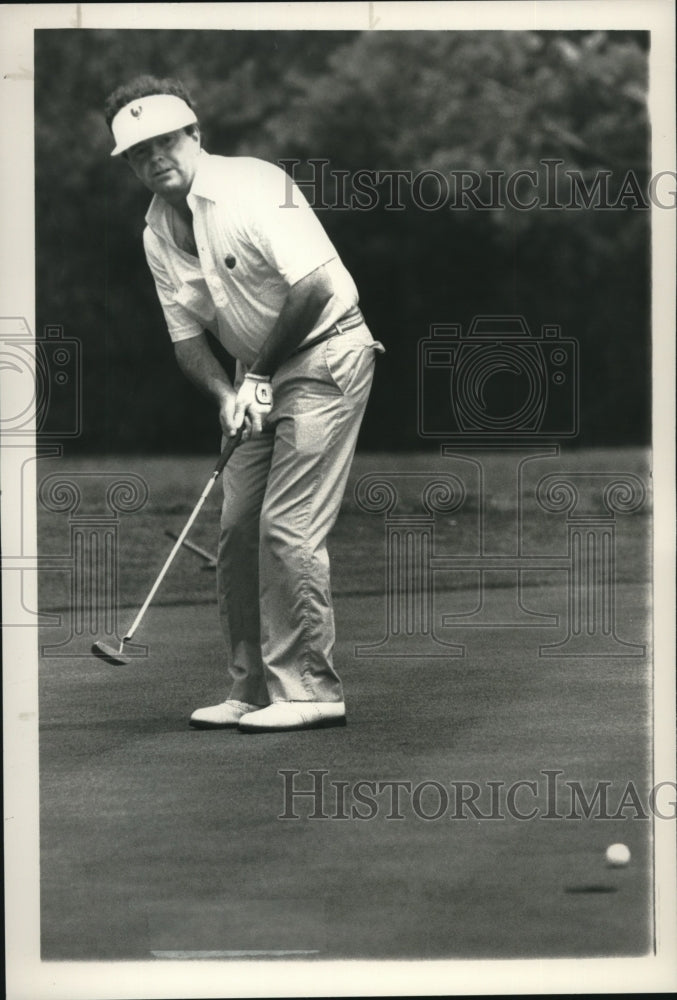 1988 Press Photo Golfer Joe Quillinan watches his putt on the 17th green - Historic Images