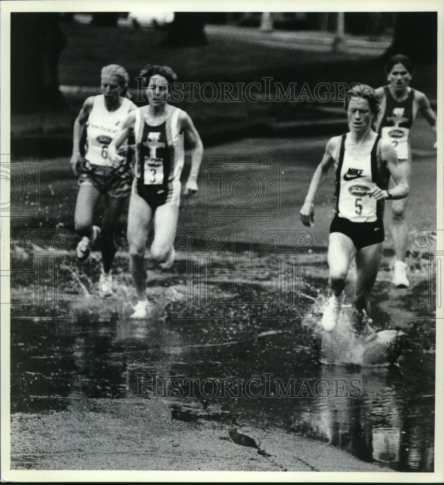 1990 Press Photo Leaders in the 5K Freihofer race go through puddles in park - Historic Images