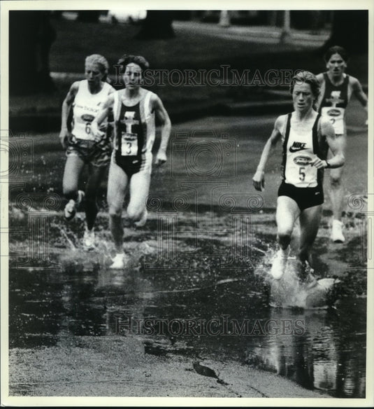 1990 Press Photo Leaders in the 5K Freihofer race go through puddles in park - Historic Images