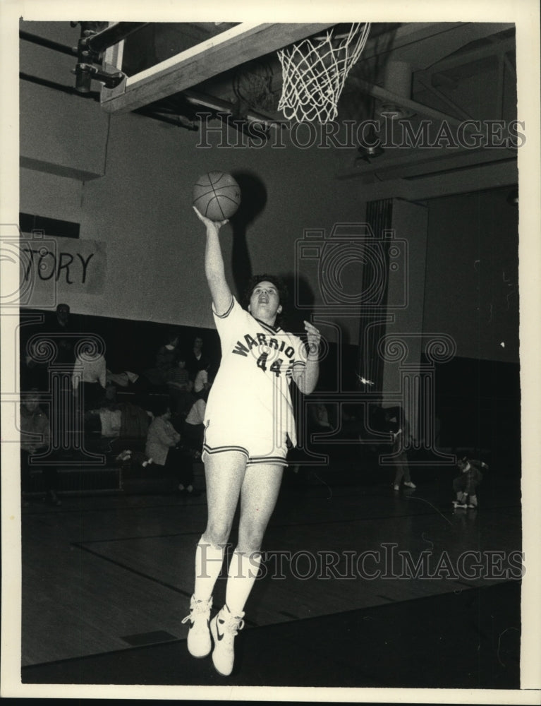 Press Photo Siena College basketball player #32 Rich Furr looks to pass ball- Historic Images