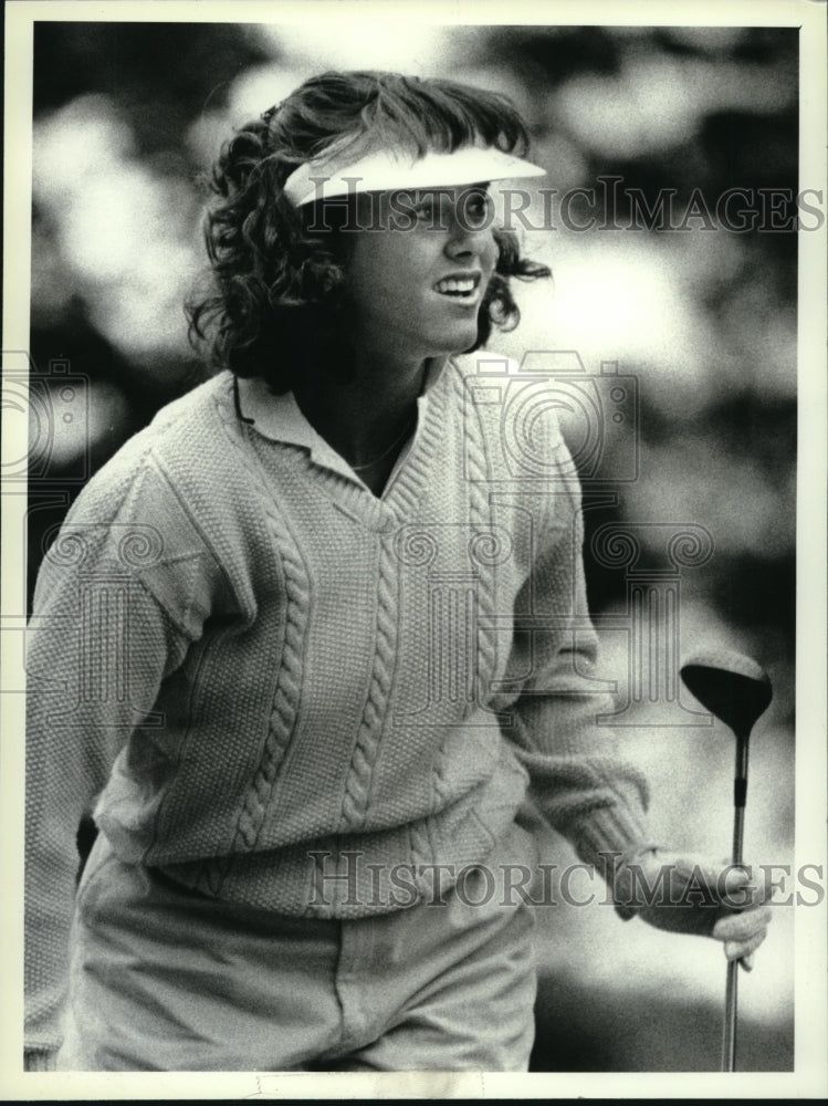1990 Press Photo Golfer Page Dunlap watcher her tee shot on the first hole, NY- Historic Images