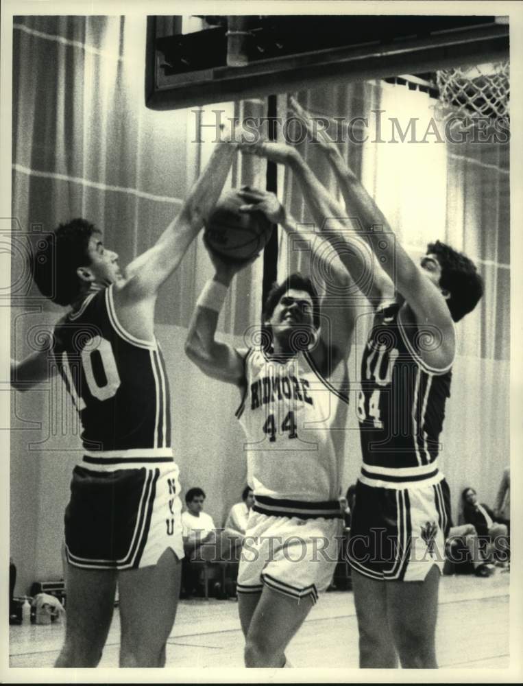 1983 Press Photo Skidmore basketball player #44 has shot blocked by NYU defense - Historic Images